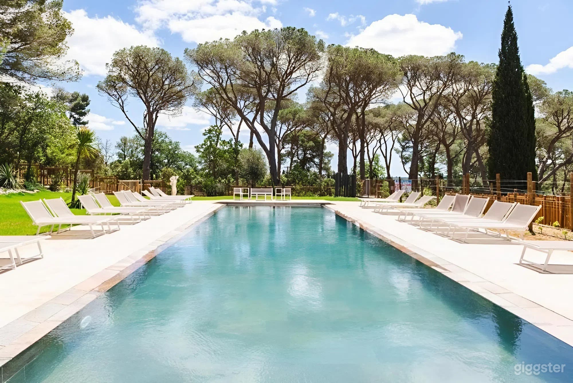 Photo de Piscine extérieure de luxe avec vues pittoresques, chaises longues & parasols 3