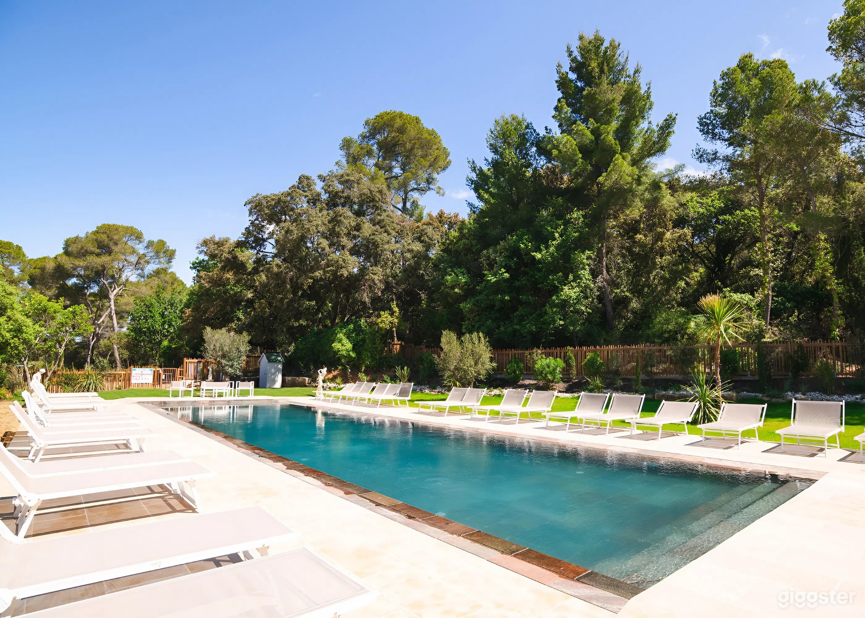 Photo de Piscine extérieure de luxe avec vues pittoresques, chaises longues & parasols 4