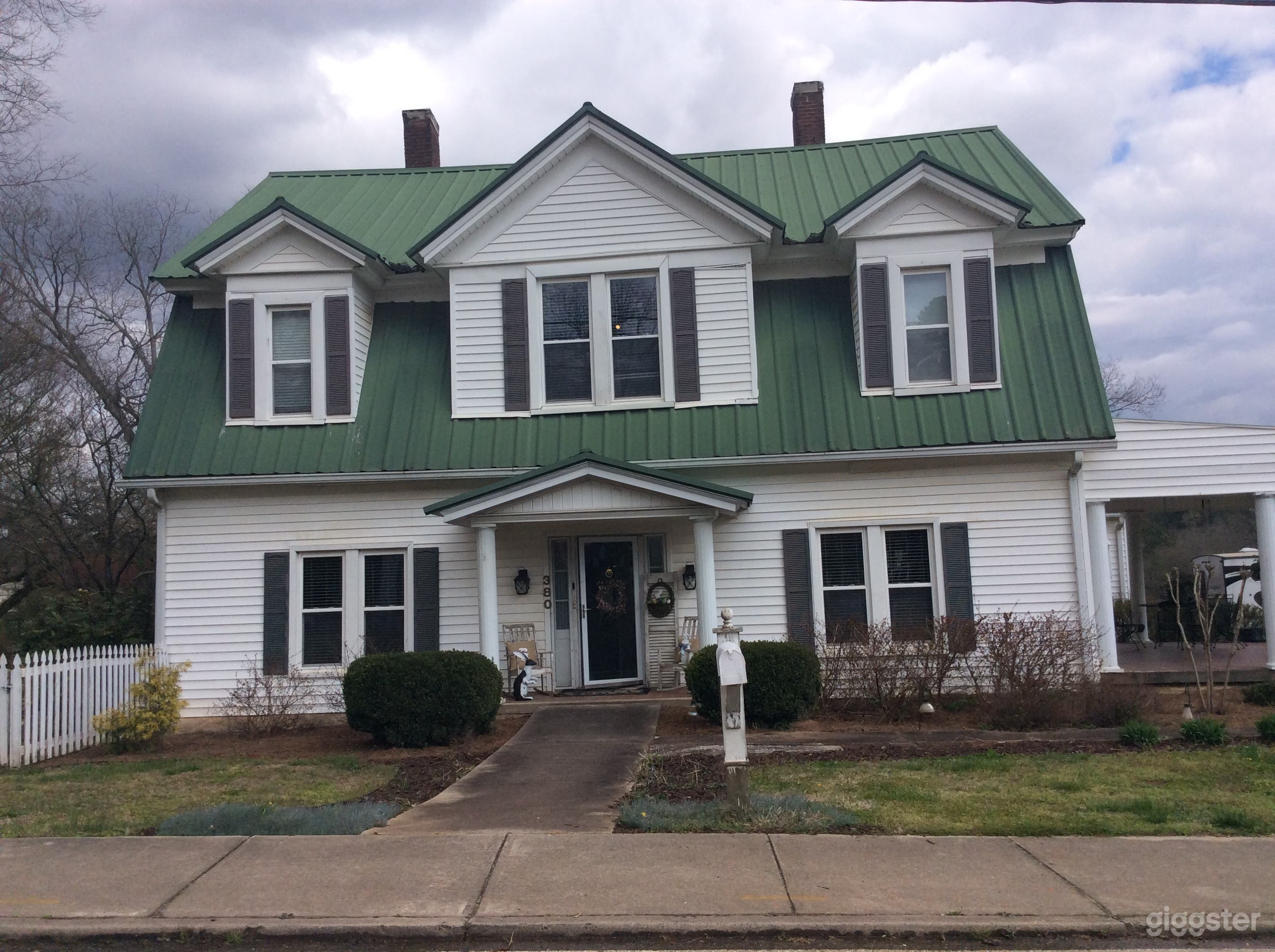 1880 Dutch Colonial previously used for weddings Photo 1