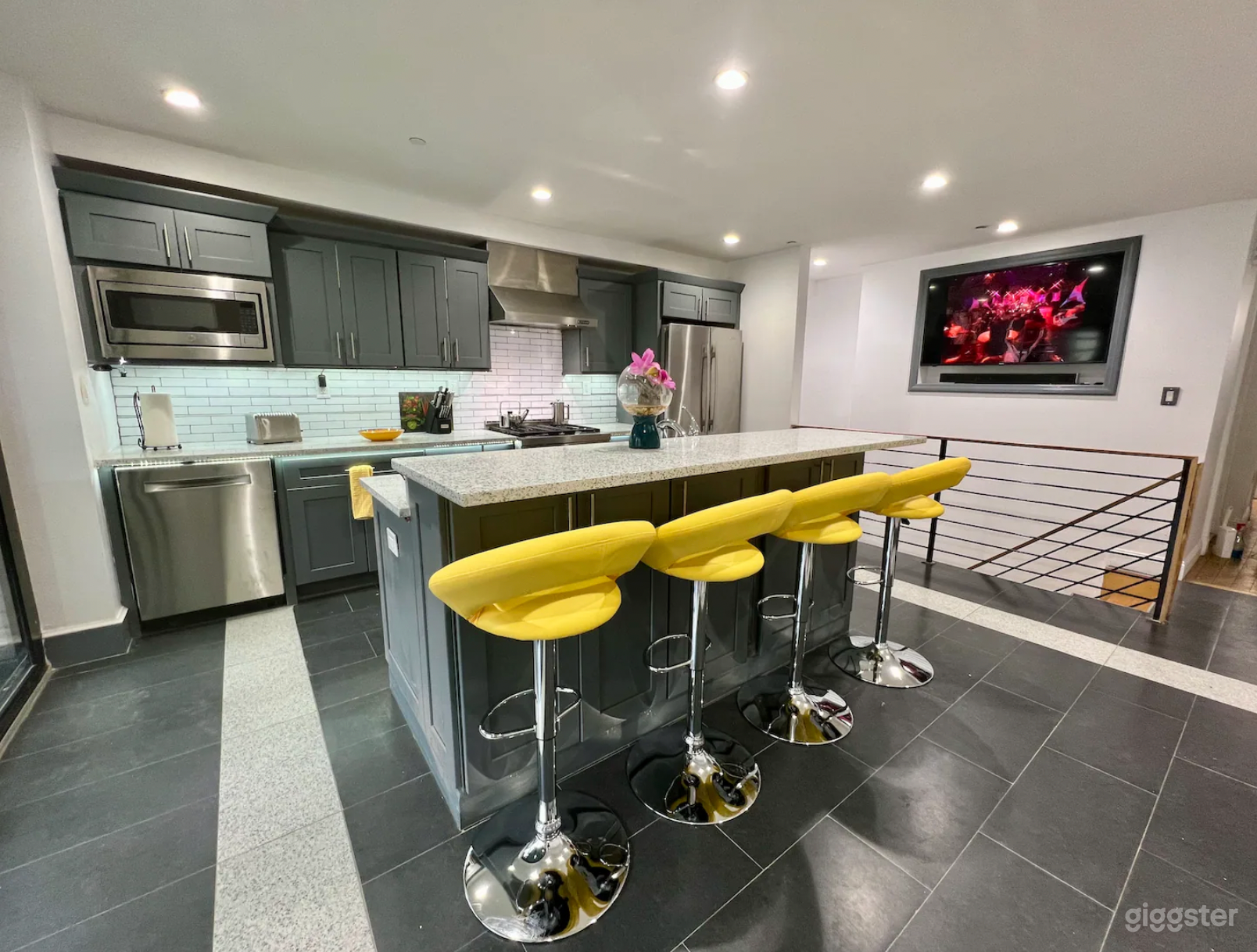 Modern Content Kitchen in Bed-Stuy, Brooklyn Photo 2