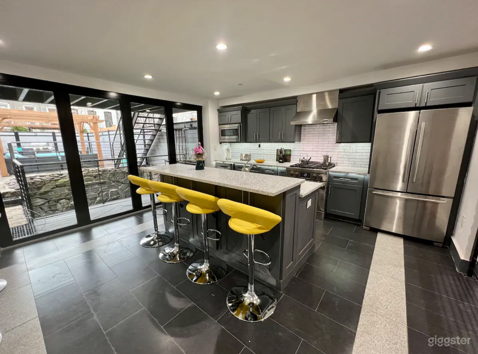 Modern Content Kitchen in Bed-Stuy, Brooklyn Photo 1