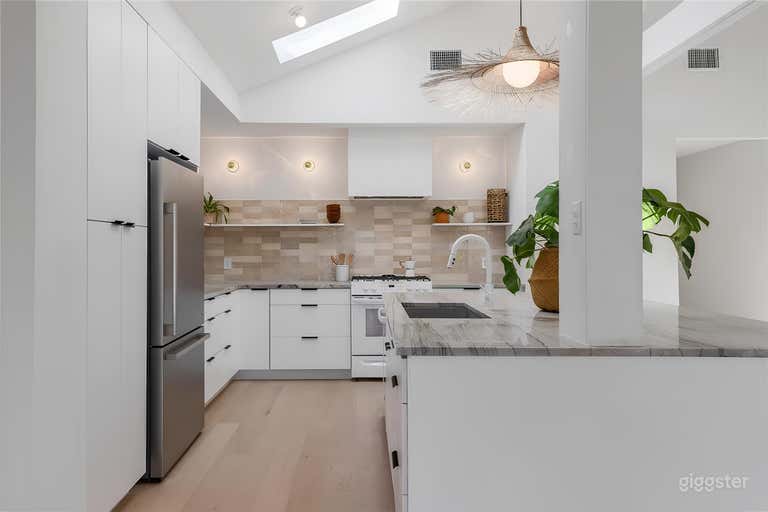  Modern Remodeled House with Spacious Backyard 