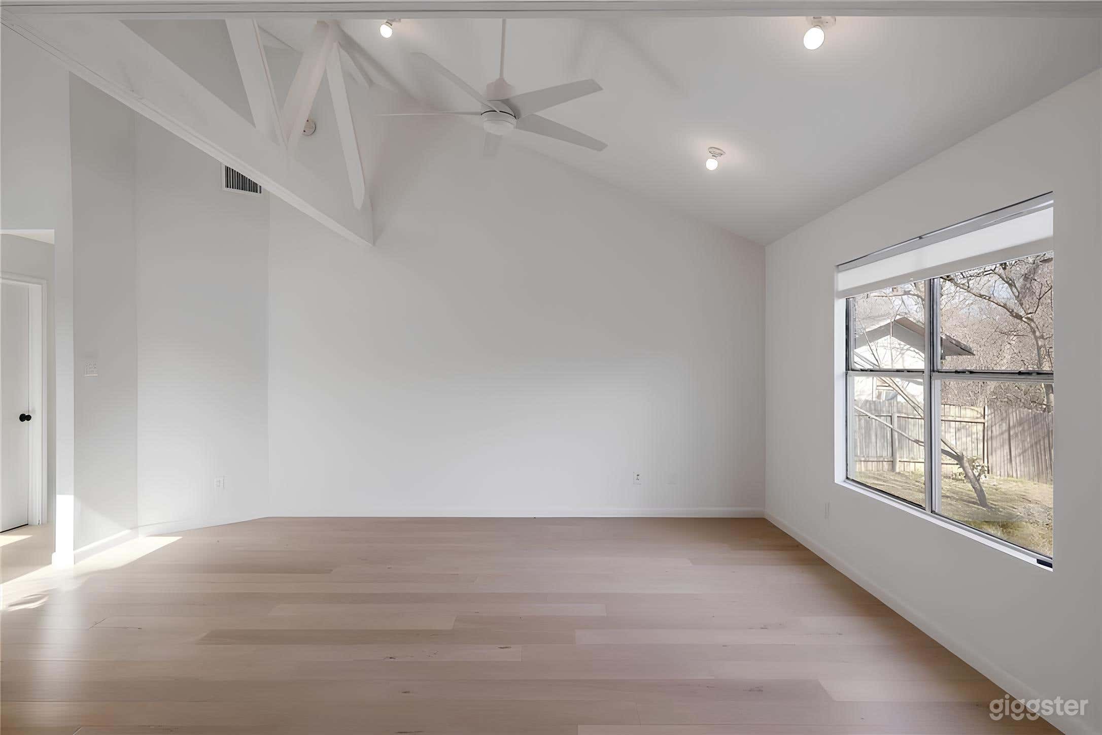 Modern Remodeled House with Spacious Backyard Photo 4