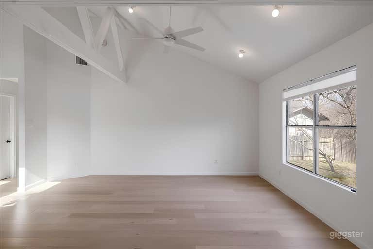  Modern Remodeled House with Spacious Backyard 