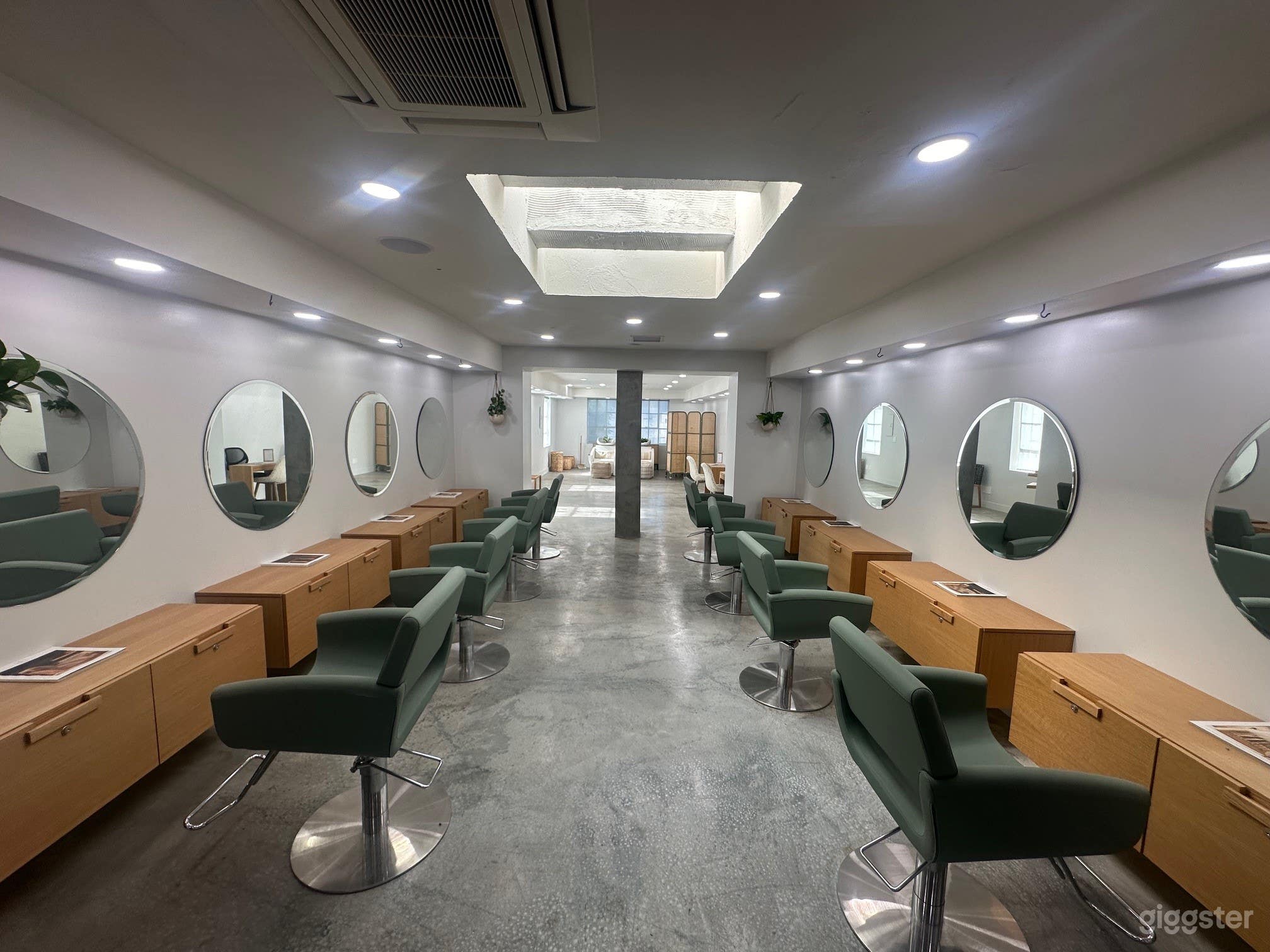 Contemporary &amp; Stylish Salon in Beverly Hills Photo 4