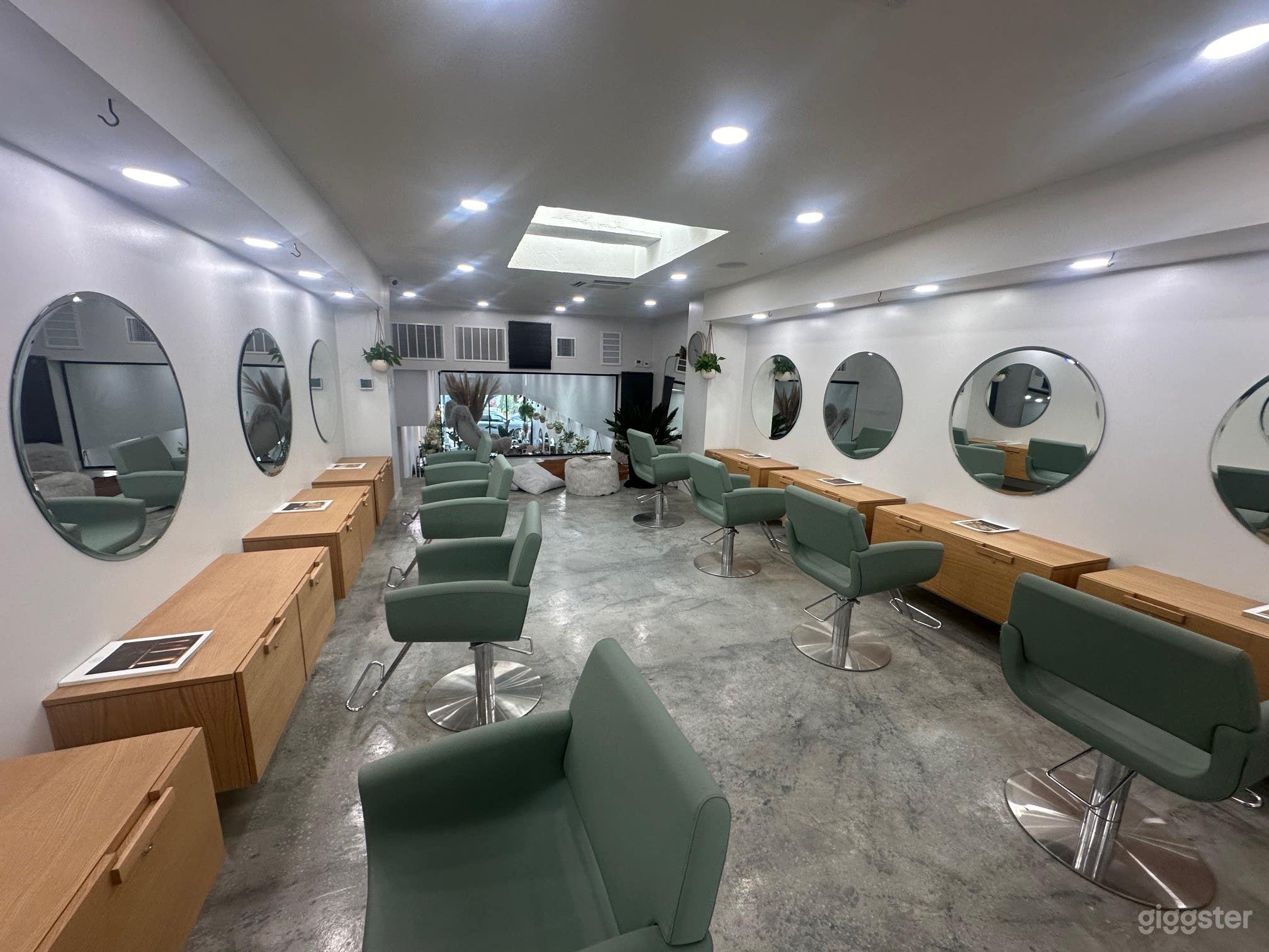 Contemporary &amp; Stylish Salon in Beverly Hills Photo 2