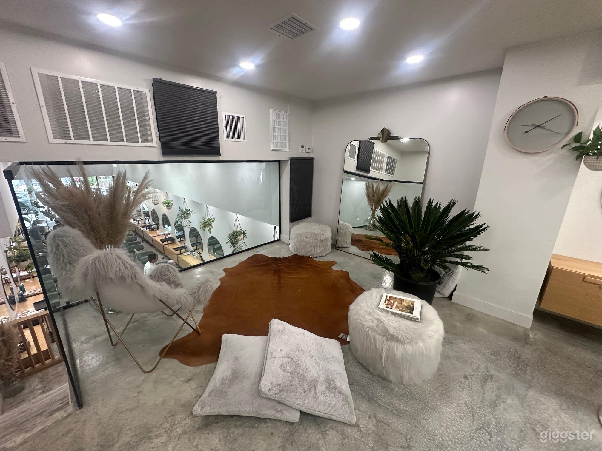 Contemporary &amp; Stylish Salon in Beverly Hills Photo 3