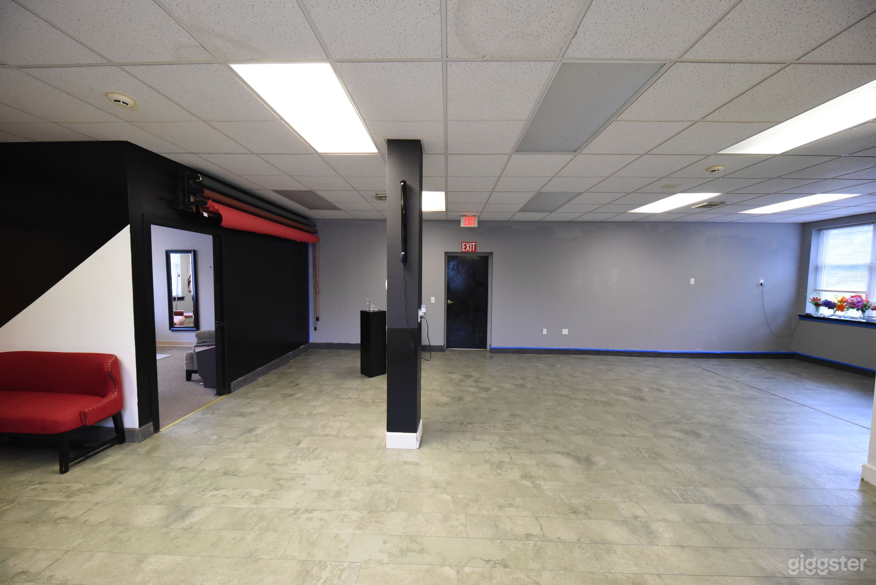 Darq room... picture perfect for portraits.