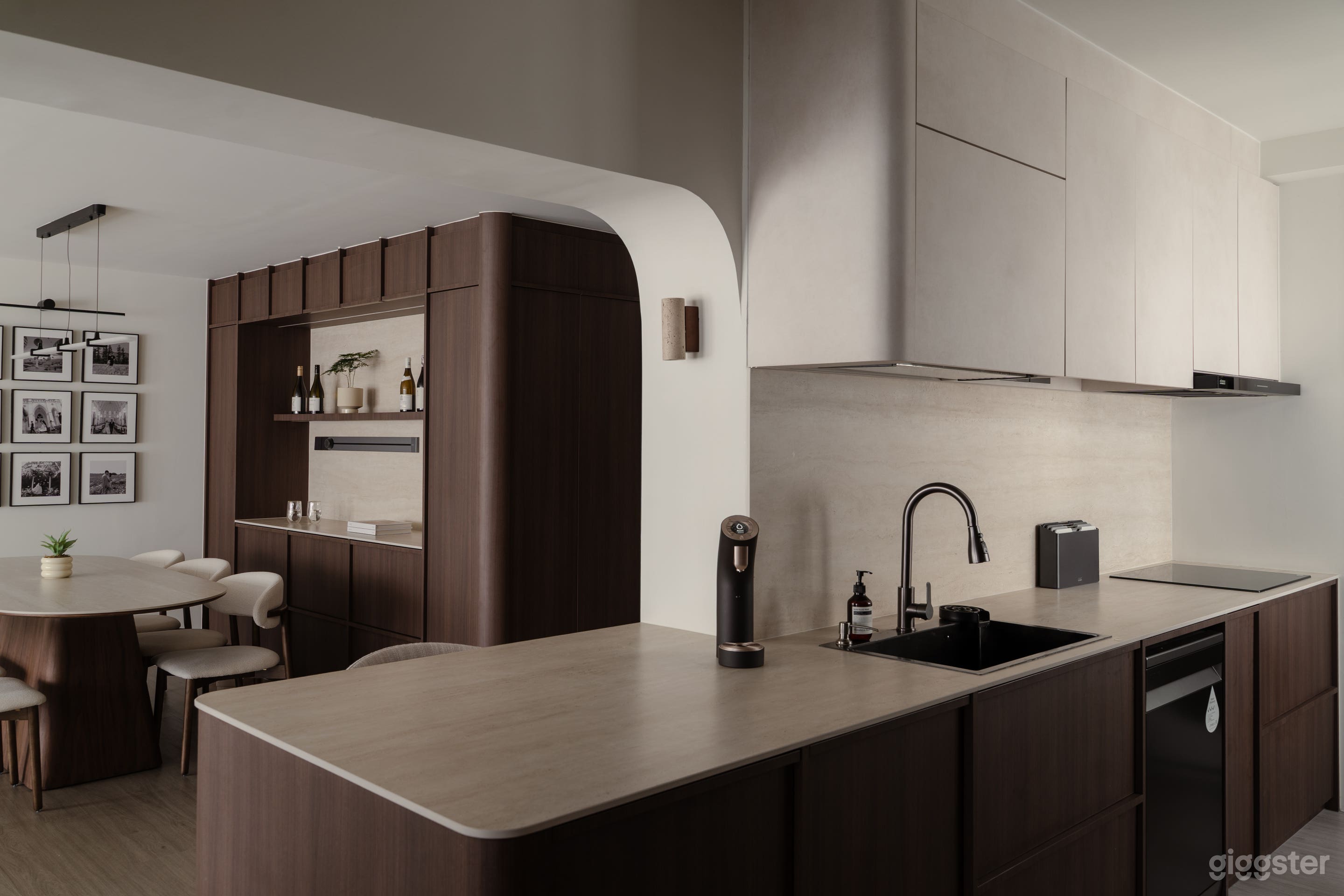 Cozy 5-Room Dark Japandi Home Photo 4