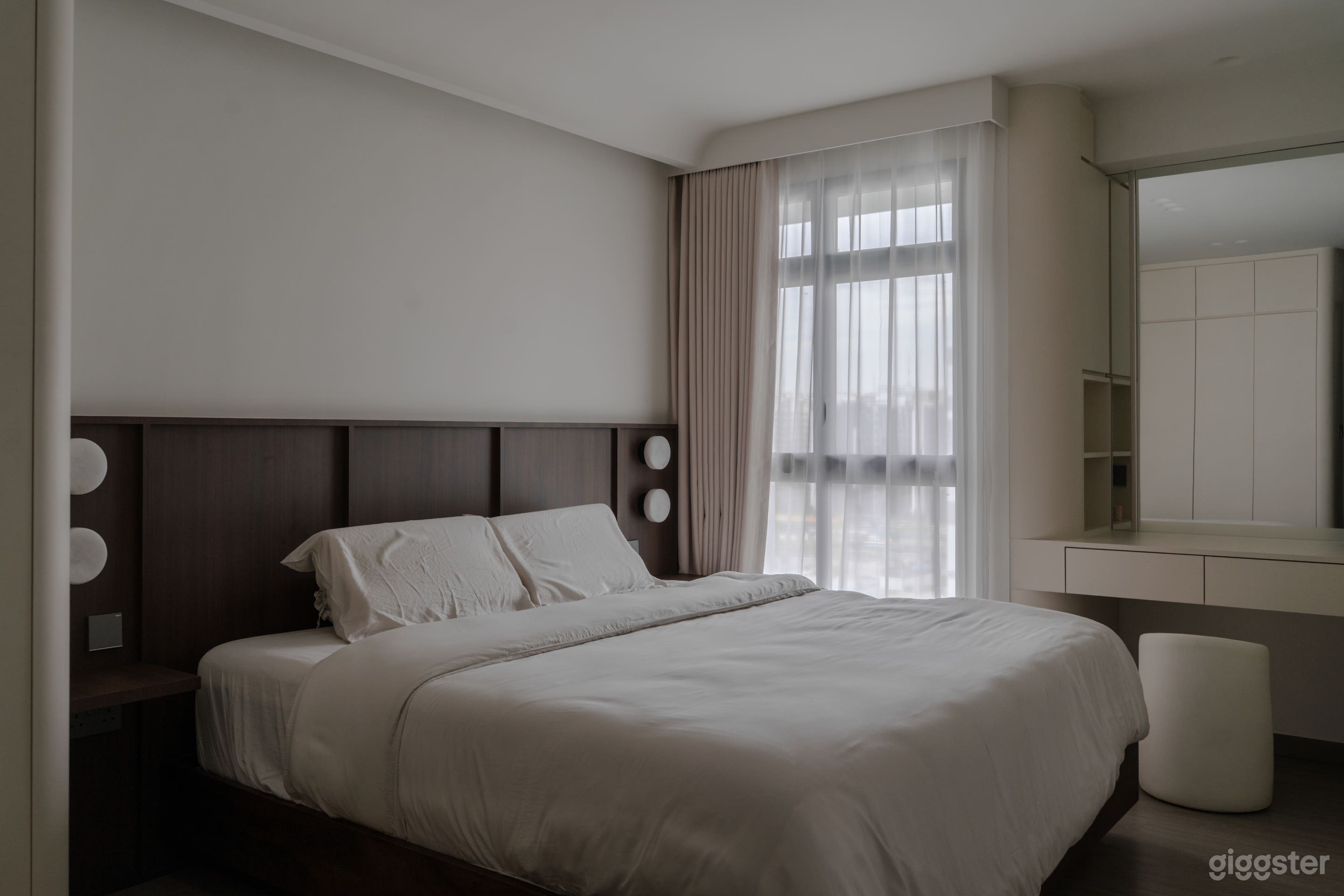 Cozy 5-Room Dark Japandi Home Photo 2