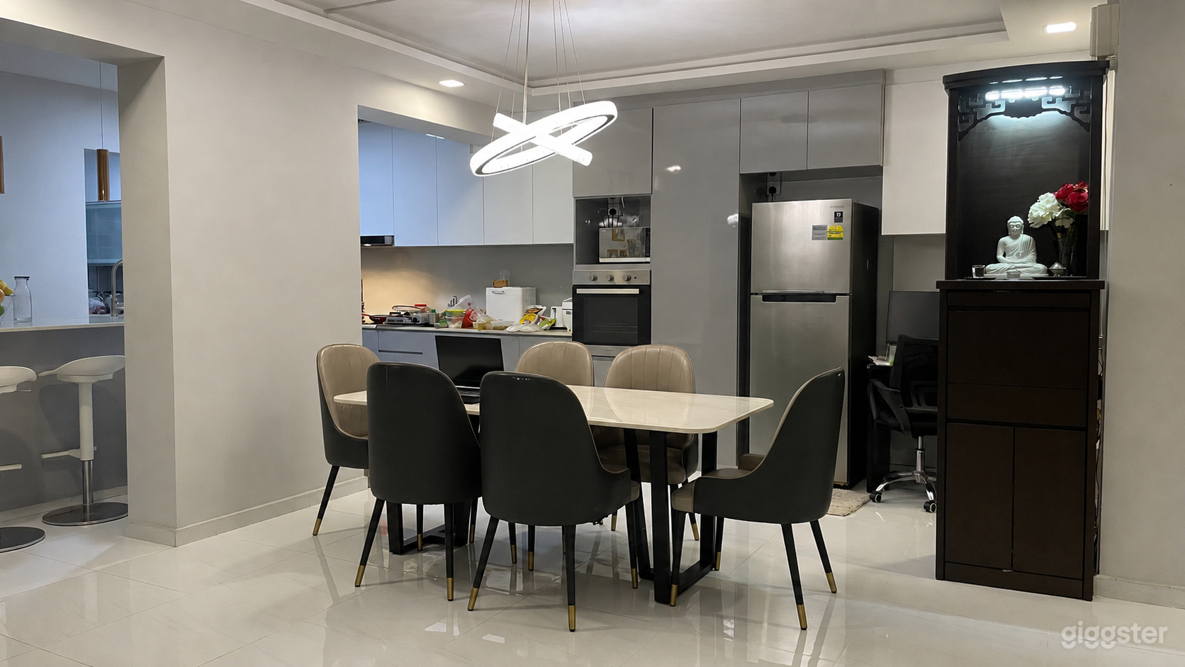 Warm, Modern, Open-space, Contemporary Residence Photo 3
