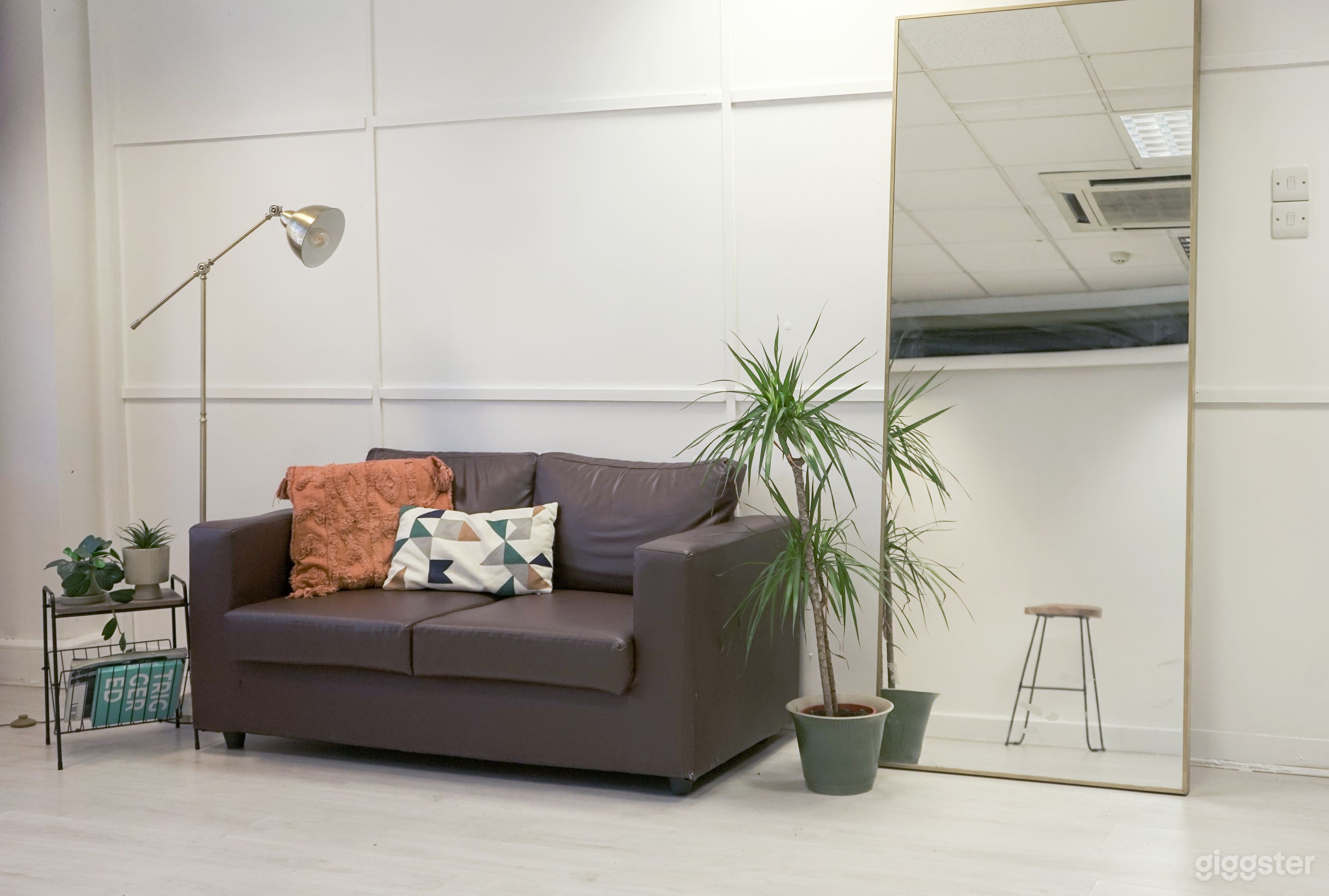 Bright Daylight &amp; Blackout Studio in East London Photo 2