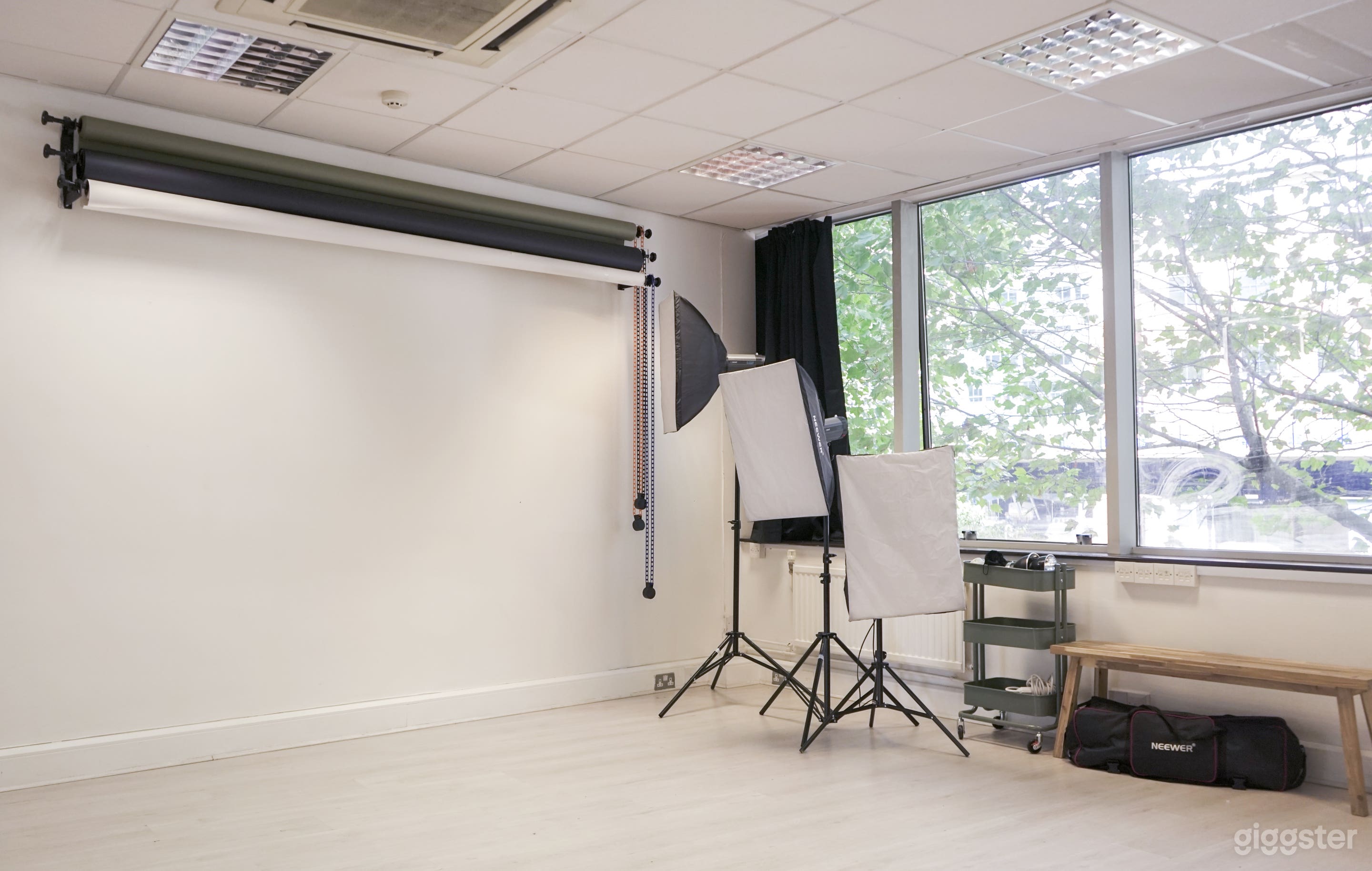 Bright Daylight &amp; Blackout Studio in East London Photo 1