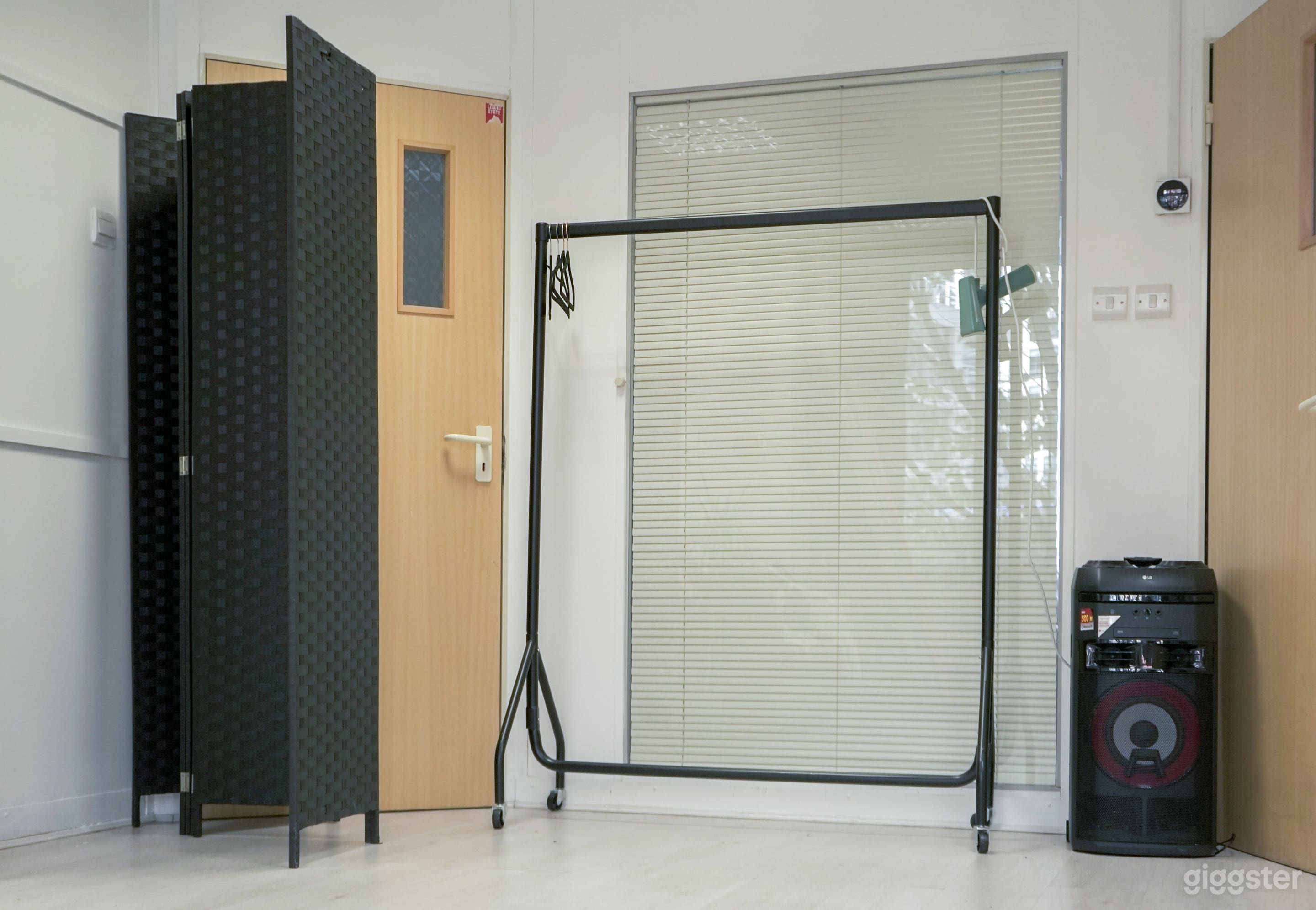 Bright Daylight &amp; Blackout Studio in East London Photo 3