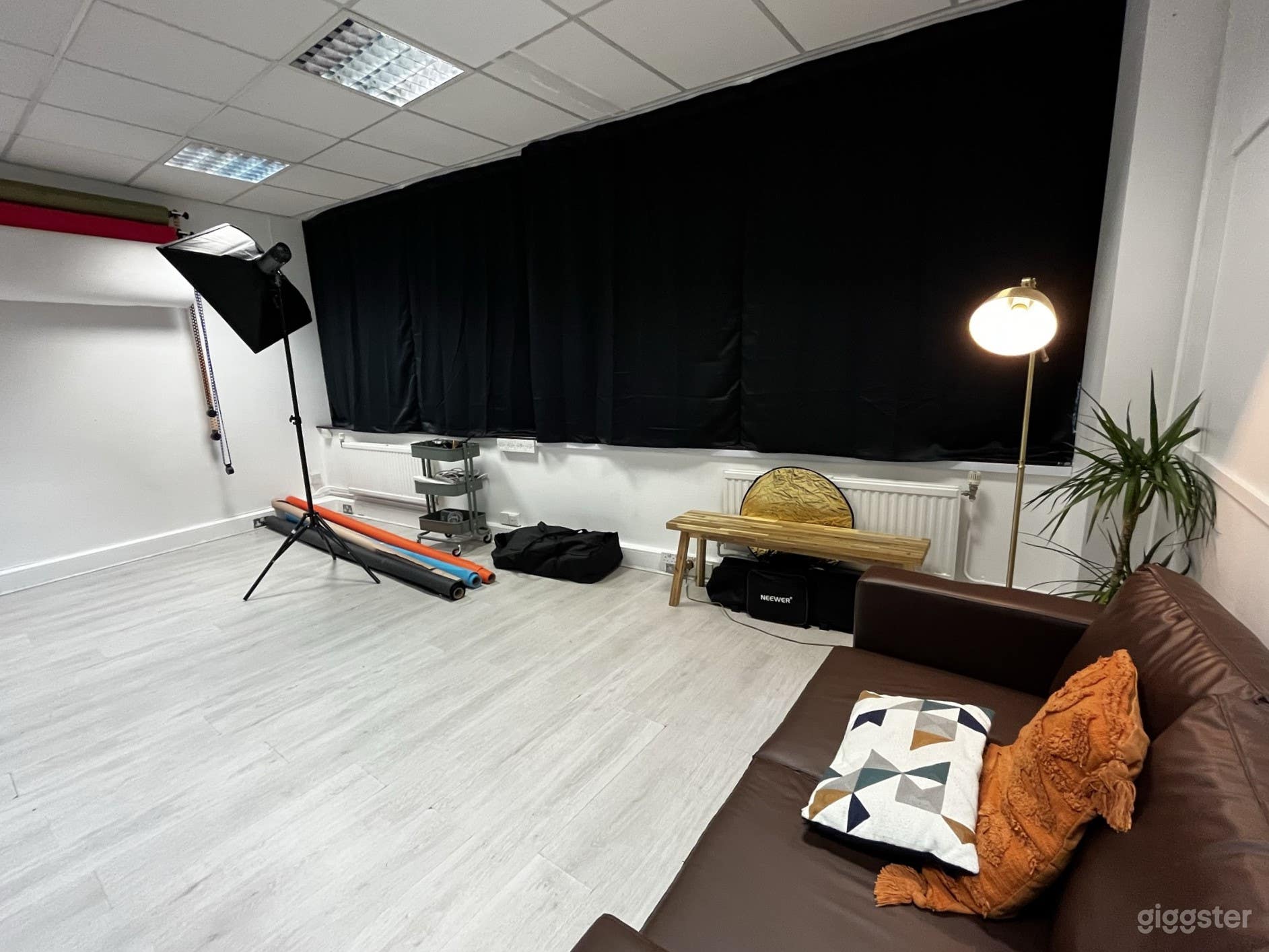 Bright Daylight &amp; Blackout Studio in East London Photo 4