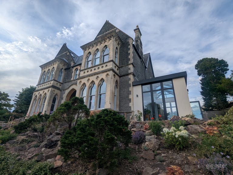  Gothic Victorian House with Large Modernised Rooms 