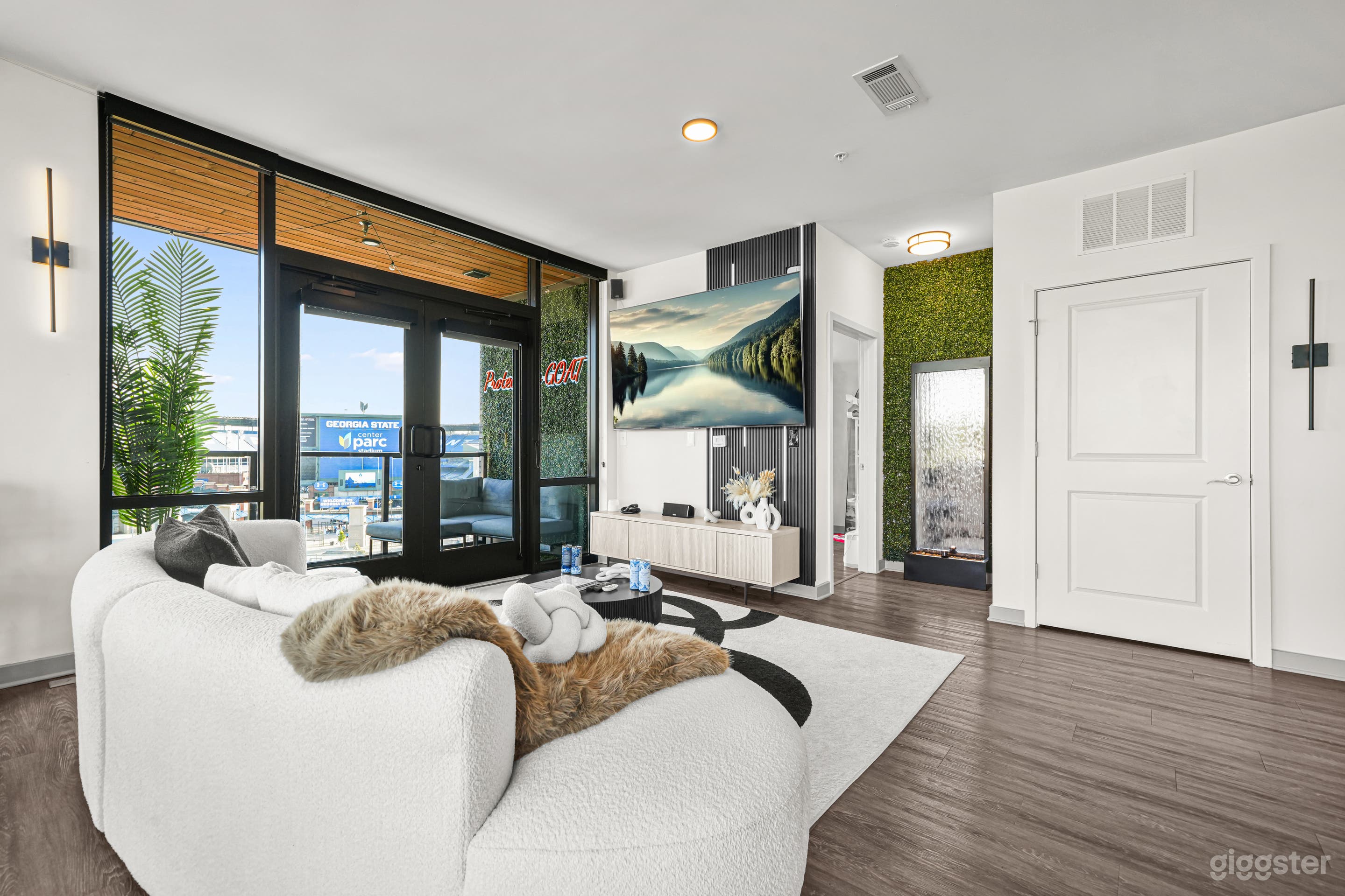 Luxury Summerhill Penthouse with City Views Photo 4