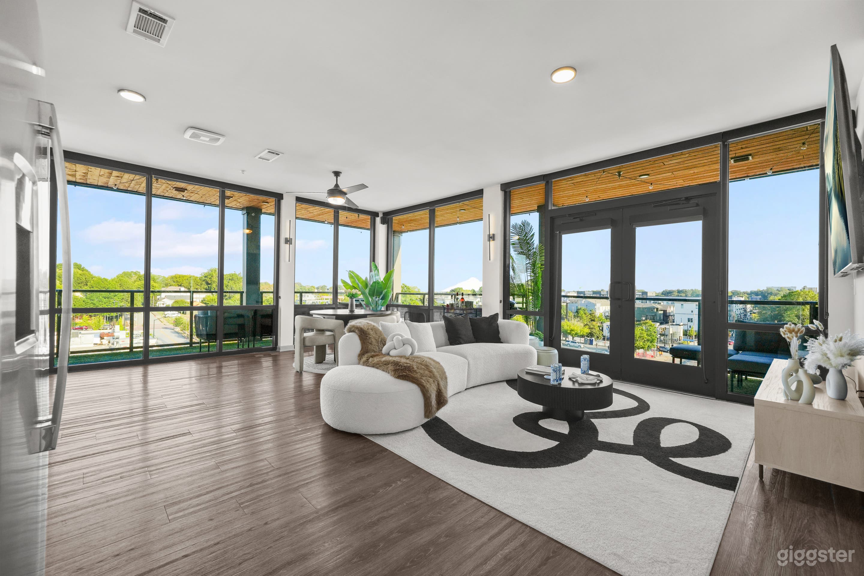 Luxury Summerhill Penthouse with City Views Photo 1