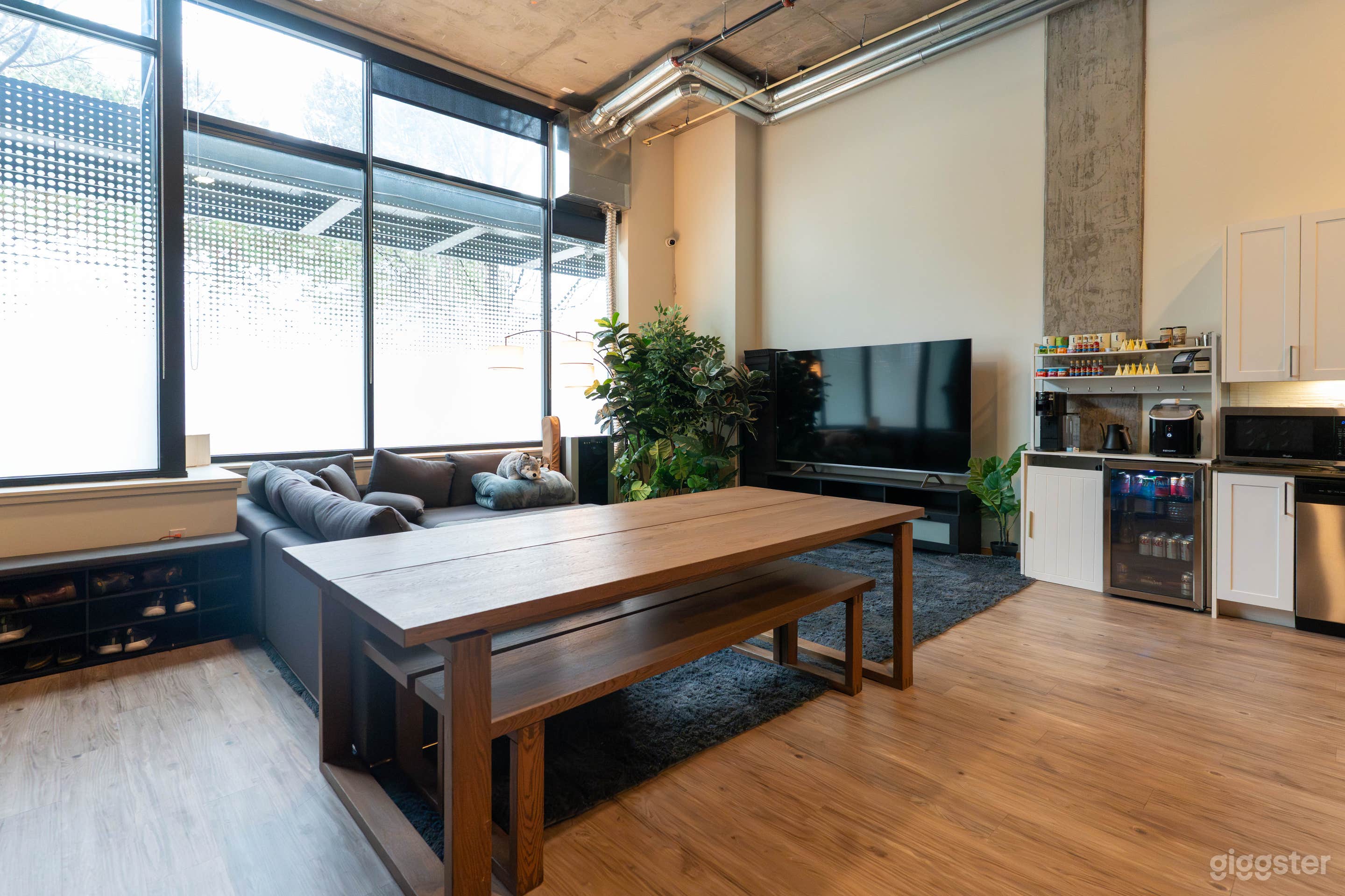 West Seattle Photo Studio with Full Lighting & Backdrop Kit Photo 3