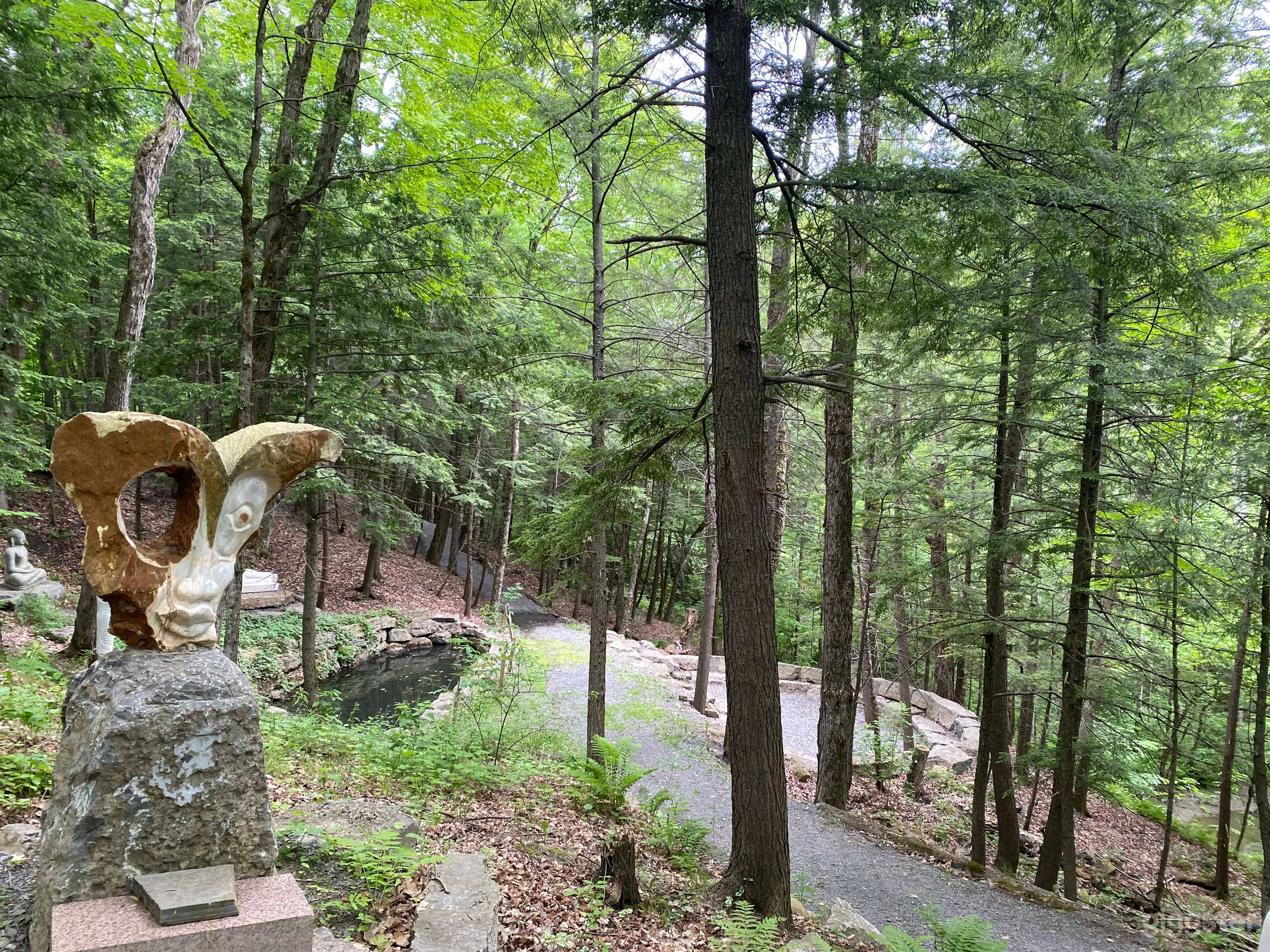 Trails on which you can walk around the park while being surrounded by magnificent sculptures of all sizes