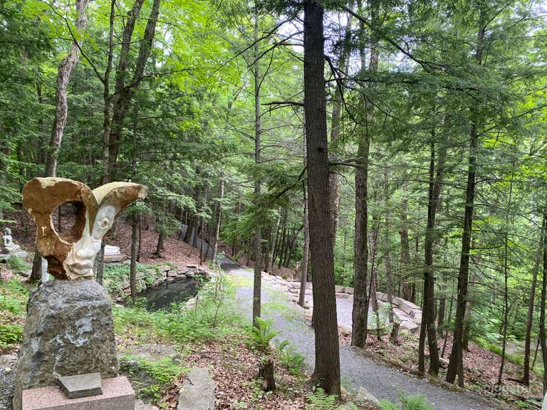  Senderos por los que puedes caminar alrededor del parque mientras estás rodeado de magníficas esculturas de todos los tamaños 
