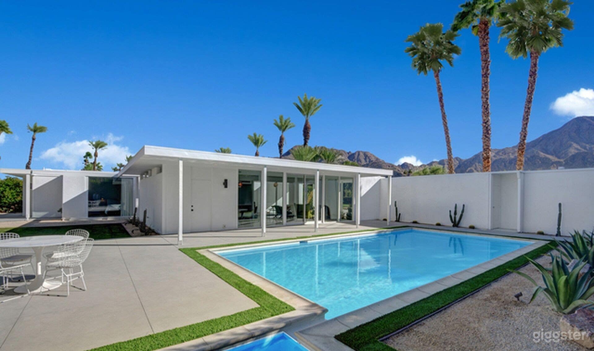 An elegant outdoor pool in Indian Wells Photo 3