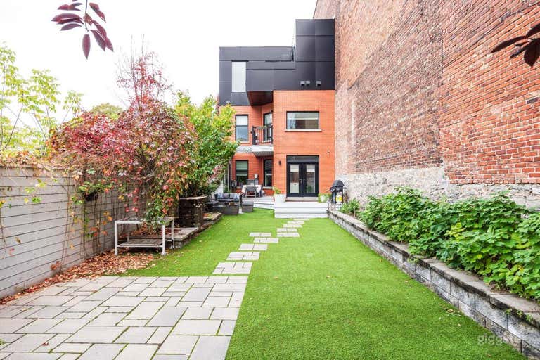  High-End Montreal Townhouse in Trendy Plateau-Mont-Royal 
