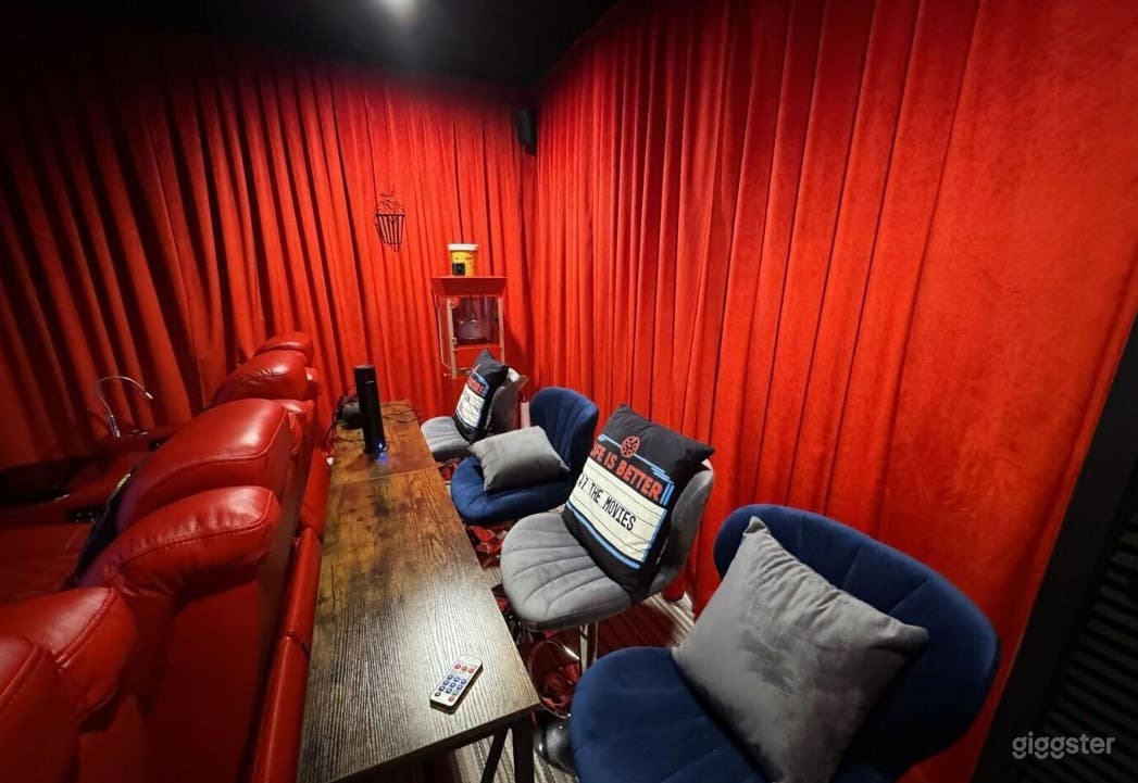 Cozy Private Theater in a Large House Photo 3