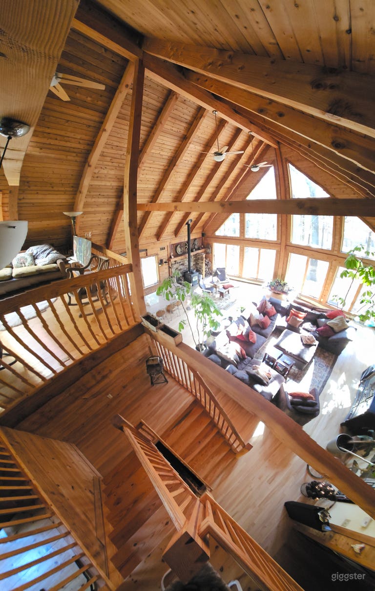  Chalet de postes y vigas en terrenos boscosos expansivos 