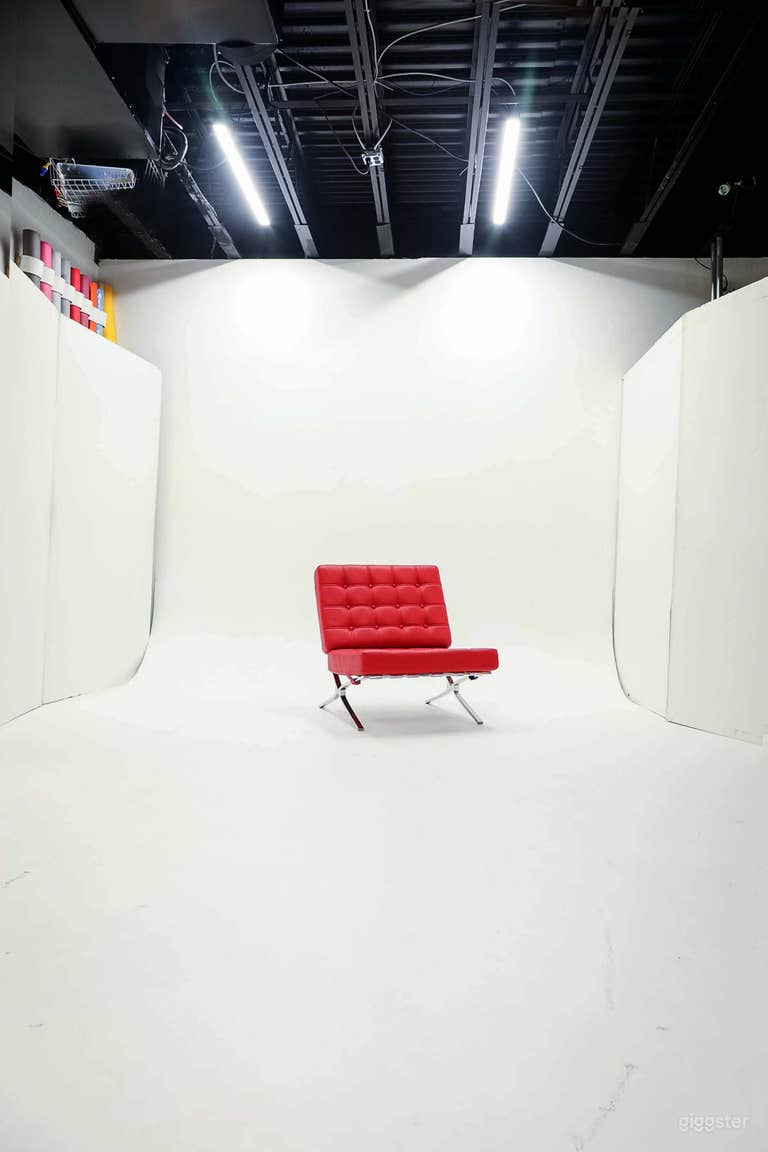  Super quiet studio great for recording sound 