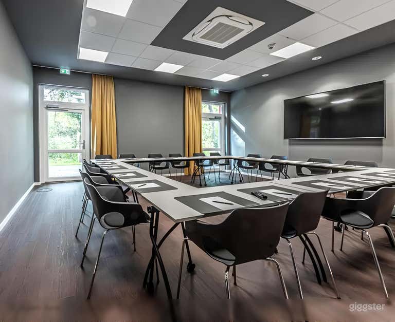  Modern Versatile Conference Suite 