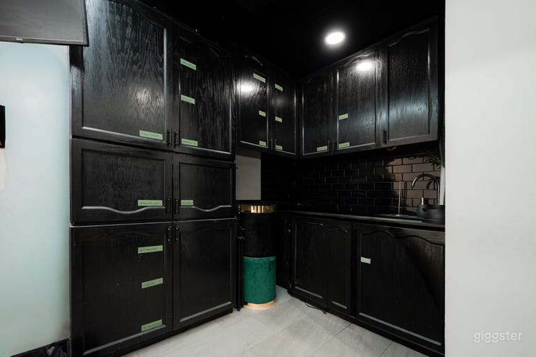  Modern 850 sq ft Photo/Video Studio with CYC Wall 