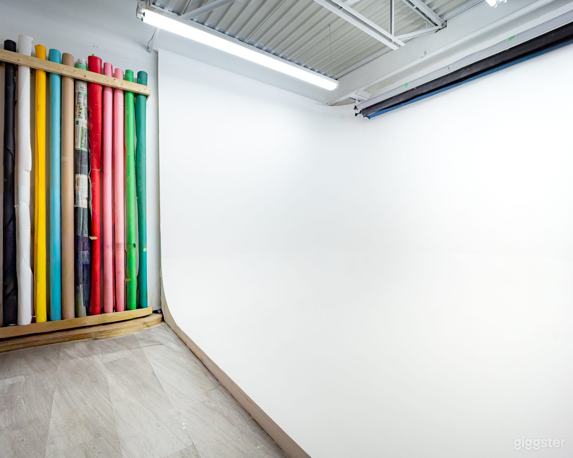 Modern 850 sq ft Photo/Video Studio with CYC Wall Photo 1