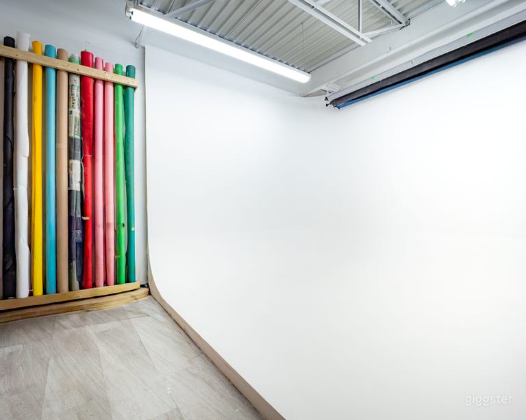  Modern 850 sq ft Photo/Video Studio with CYC Wall 