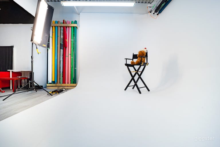  Modern 850 sq ft Photo/Video Studio with CYC Wall 