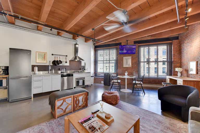  Cozy Loft | Bright Heritage Studio in Gastown 