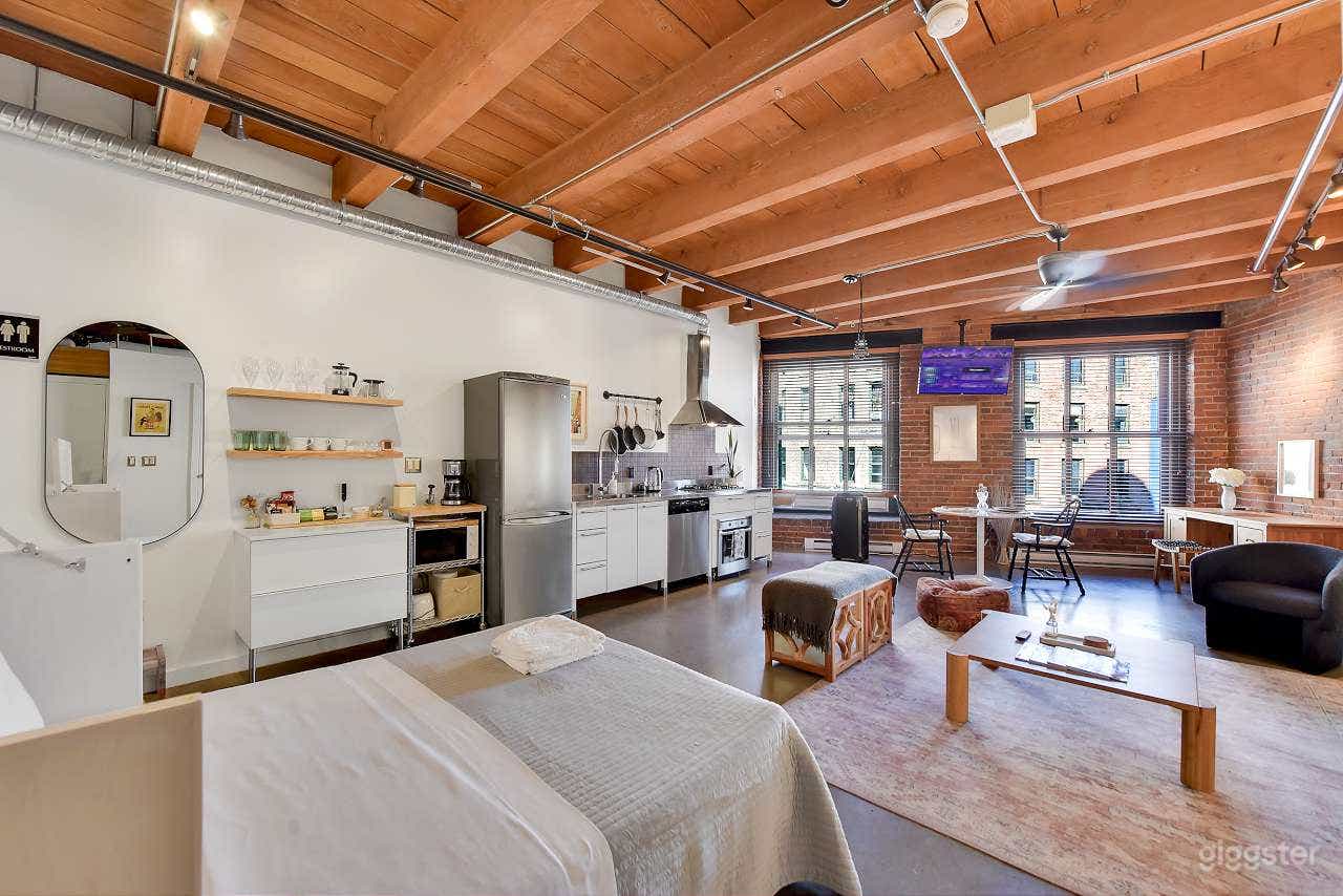 Cozy Loft | Bright Heritage Studio in Gastown Photo 2