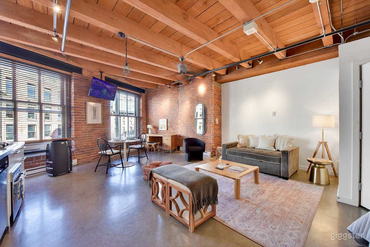 Cozy Loft | Bright Heritage Studio in Gastown Photo 1