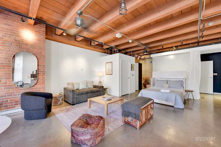  Cozy Loft | Bright Heritage Studio in Gastown 