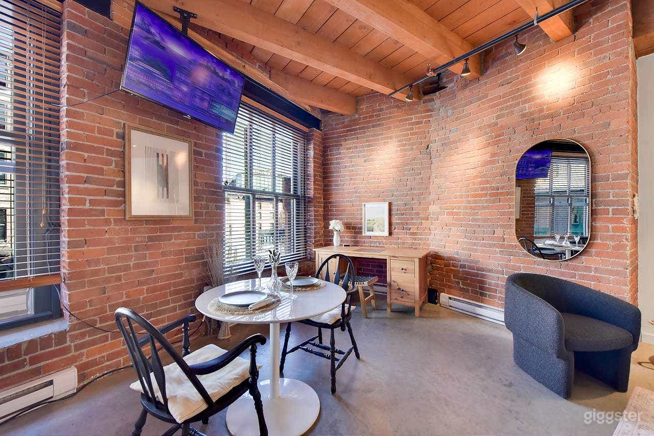 Cozy Loft | Bright Heritage Studio in Gastown Photo 3