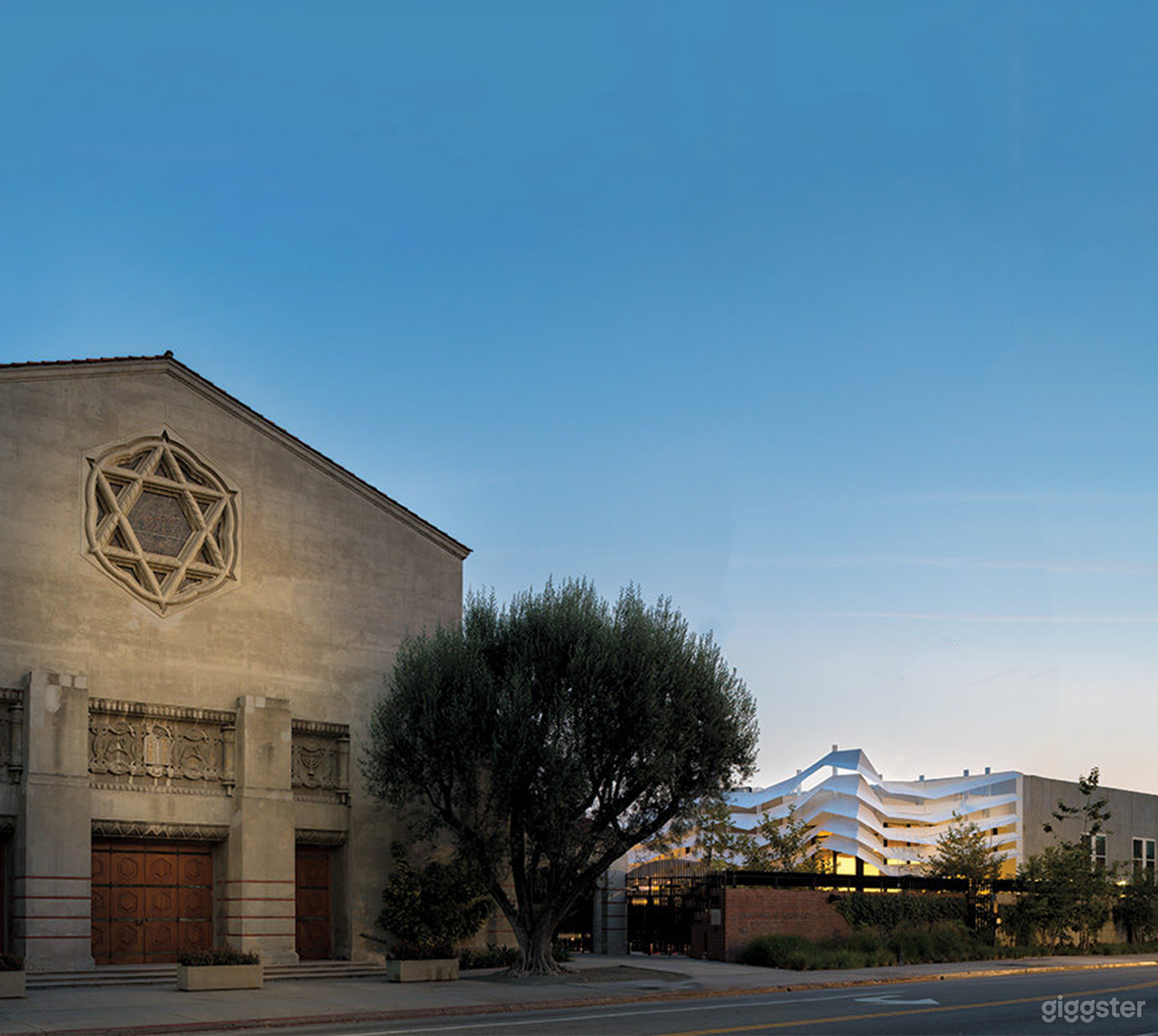 Exterior Hollywood Blvd