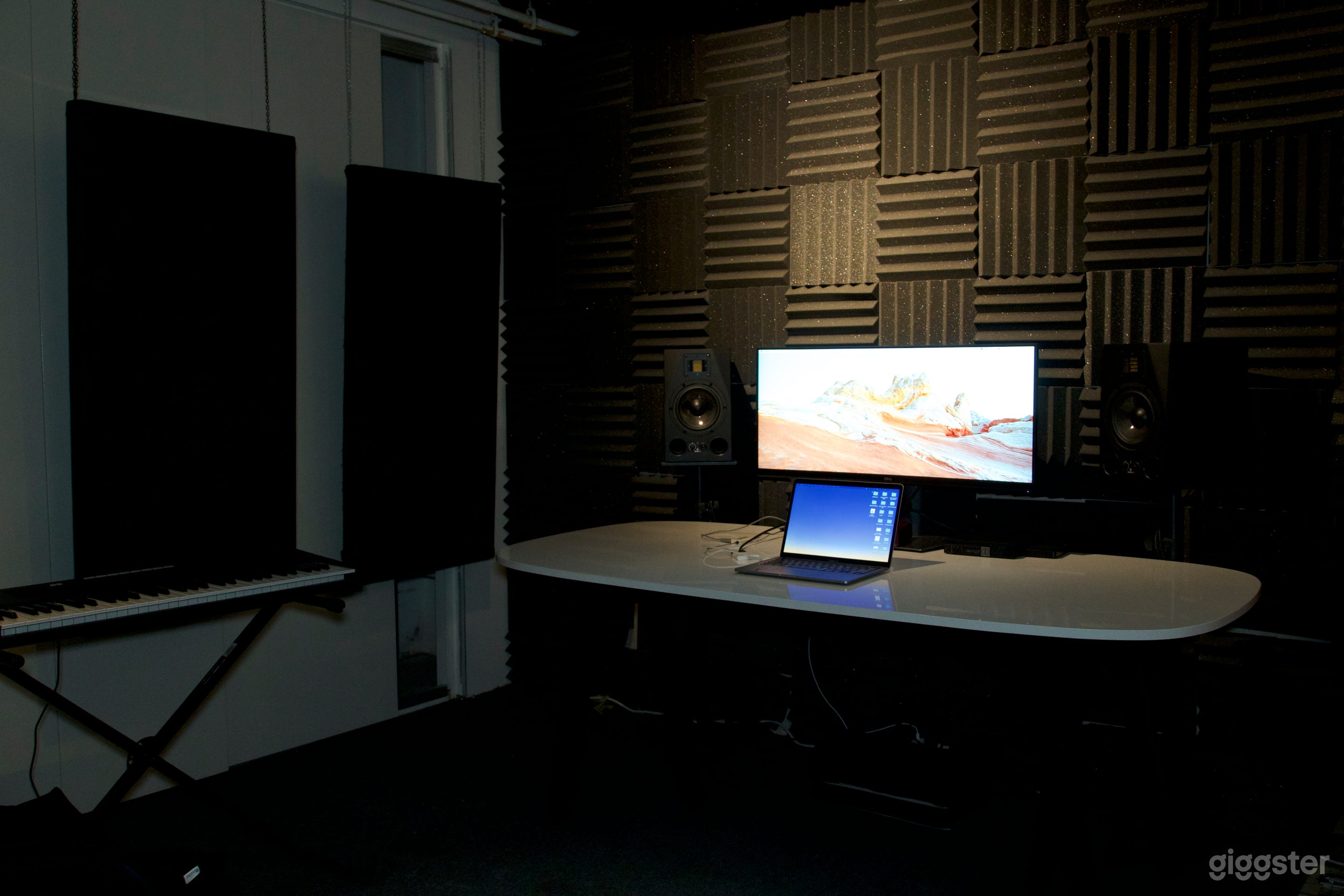 Cave Home - Photo &amp; Music Studio  Photo 3