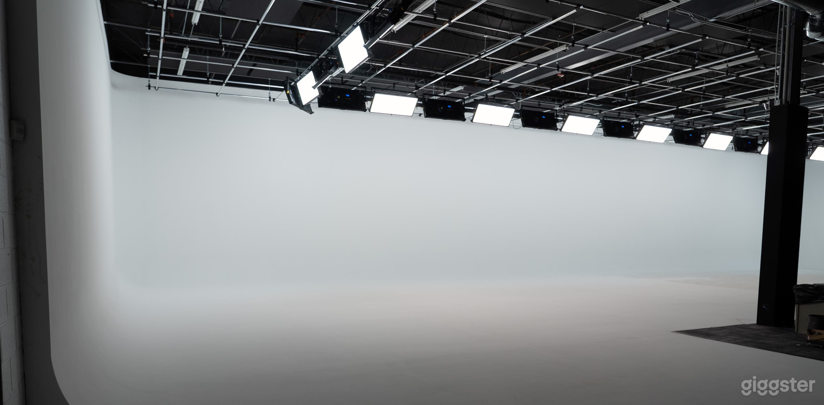 5,000+ sqft White Cyclorama w/ Vehicle Access Photo 1