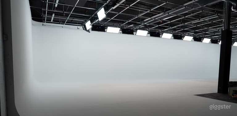  5,000+ sqft White Cyclorama w/ Vehicle Access 