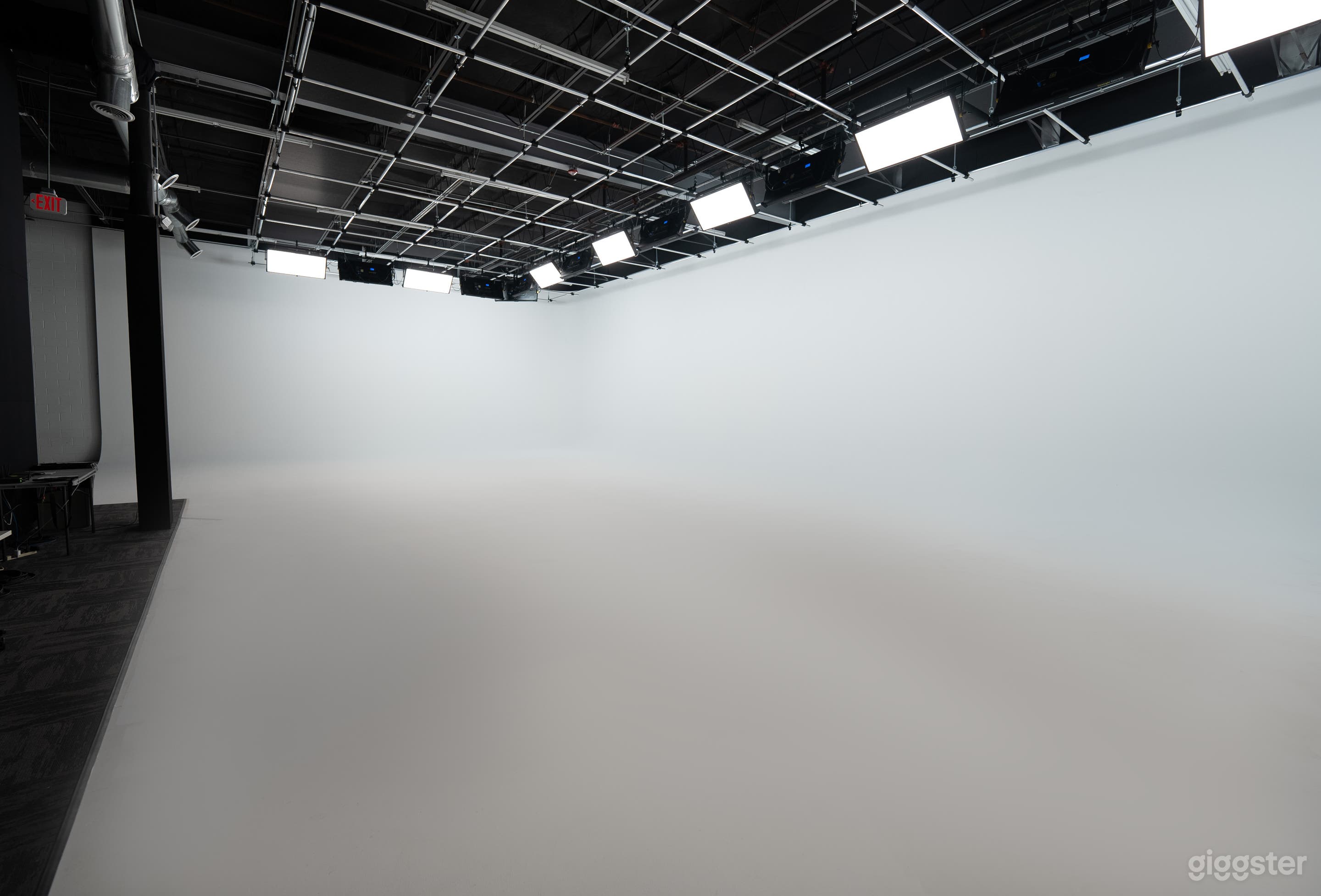5,000+ sqft White Cyclorama w/ Vehicle Access Photo 3