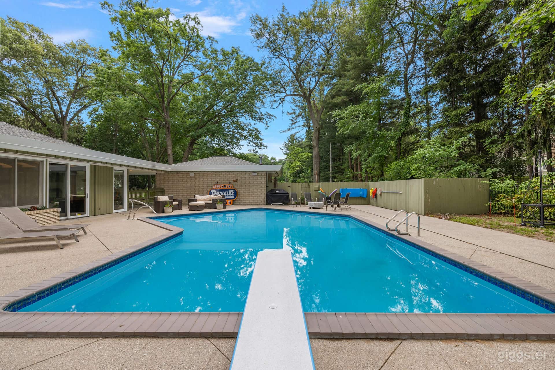 Water front Mid-century Modern Retreat Photo 4