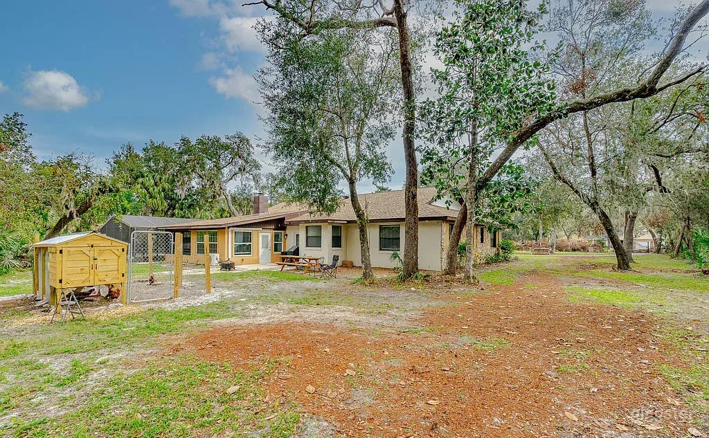 Mansion with a pool Photo 4