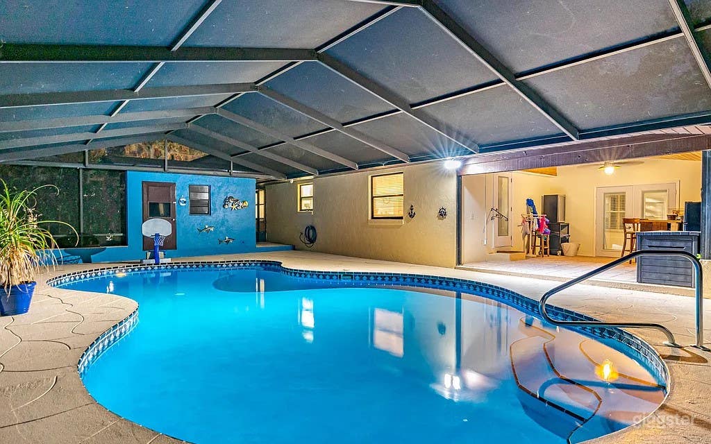 Mansion with a pool Photo 1