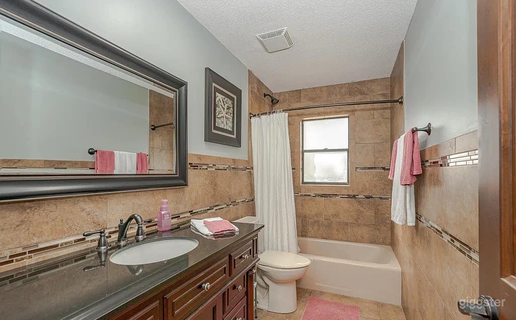 Mansion with a pool Photo 3