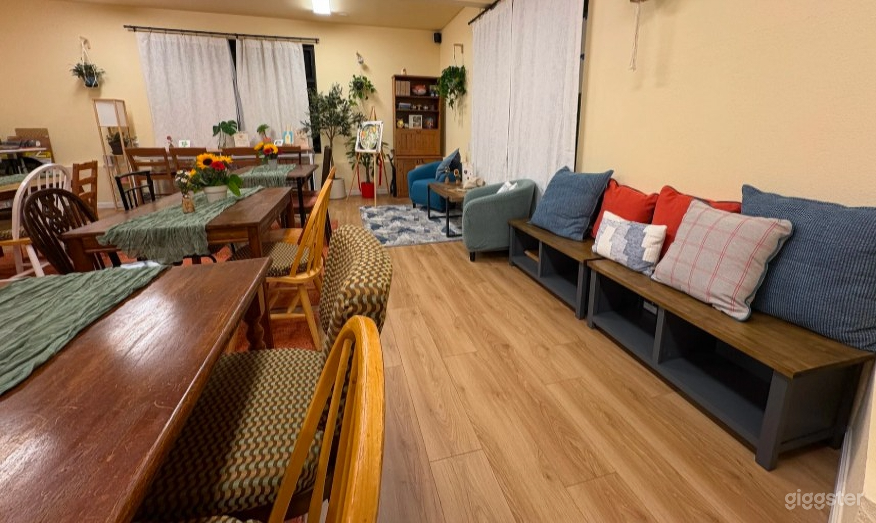 Cozy Arts &amp; Crafts Studio Photo 4